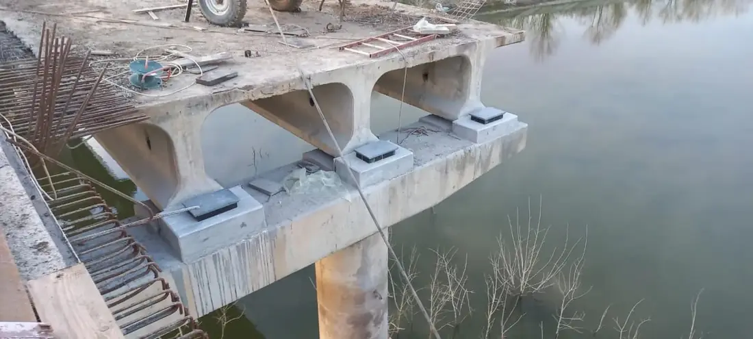 Монтаж балок пролётного строения моста над водой