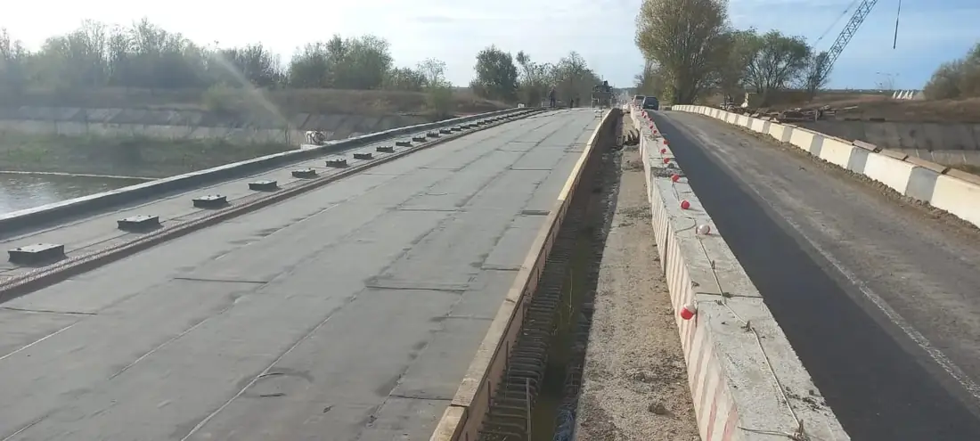 Дорожное полотно на мосту в высокой стадии готовности