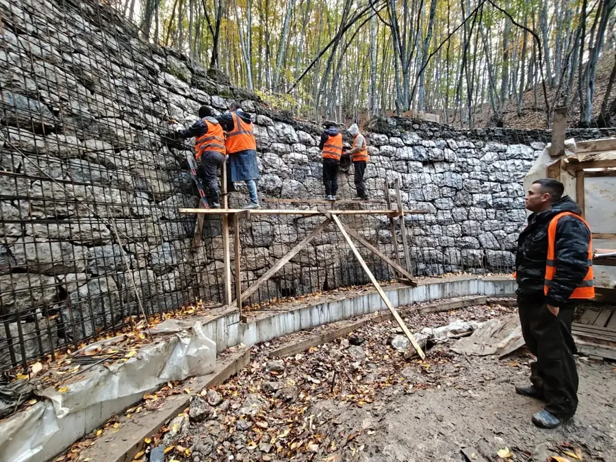Устройство габионной подпорной стены на трассе в Крыму