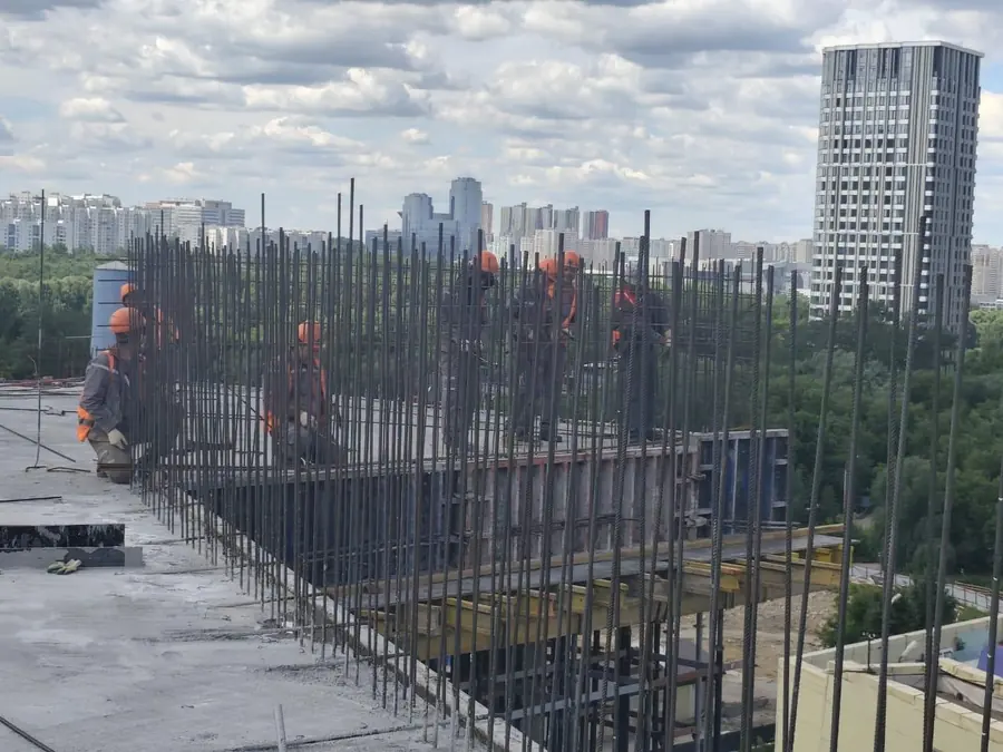 Бригада на монтаже армокаркаса большепролётного покрытия